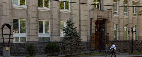 Молодые люди проходят мимо здания Центрального Банка Армении Молодые люди проходят мимо здания Центрального Банка Армении - Sputnik Армения