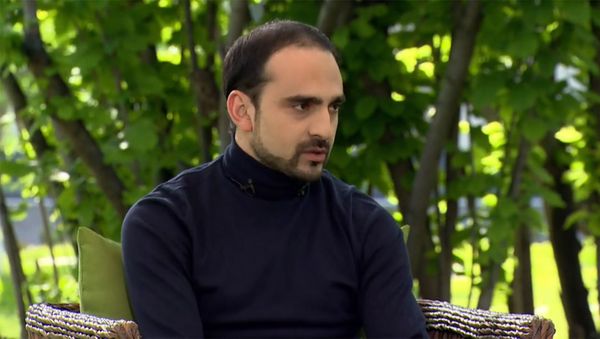 Комендант чрезвычайного положения, вице-премьер Тигран Авинян на встрече с премьер-министром и министром здравоохранения по вопросу распространения короновируса (3 мая 2020). Еревaн - Sputnik Армения