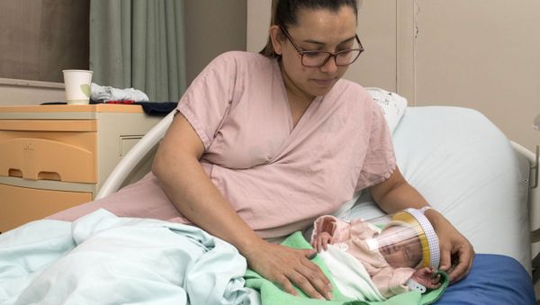 Женщина с новорожденным ребенком в защитной маске в отделении неонатологии мексиканской больницы в Сан-Хосе, Коста-Рика - Sputnik Армения