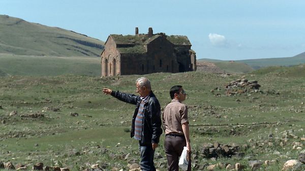 Միրանը համբուրում է Մայր տաճարի դուռը, բայց չի խաչակնքվում. ինչո՞ւ է նա պահպանում Անին - Sputnik Արմենիա