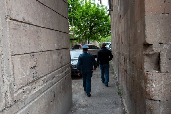 Обнял малышку и спрыгнул: соседи в шоке от поступка Меликяна и рассказали, что знают - Sputnik Армения