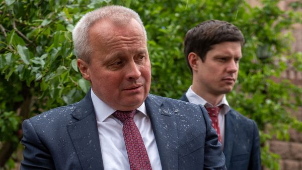 Посадка ели ко Дню Великой Победы во дворе посольства России в Армении (5 мая 2020). Еревaн - Sputnik Արմենիա