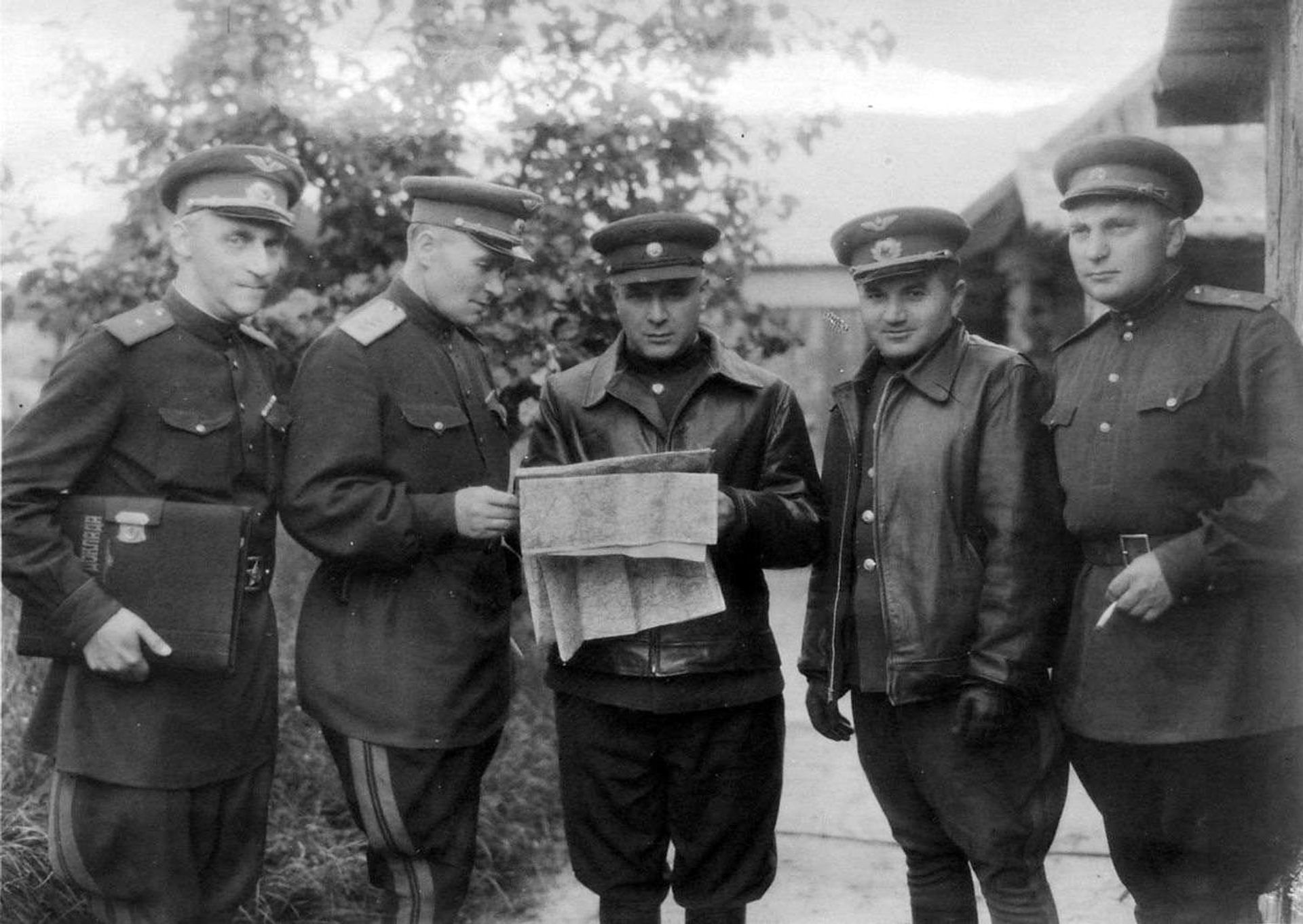 Командующий ВВС Главный маршал авиации Александр Новиков (в центре) и начальник штаба ВВС генерал-полковник авиации Сергей Худяков (второй справа) на командном пункте 4-й воздушной армии в деревне Черлона. - Sputnik Армения, 1920, 24.05.2022