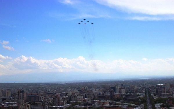 Тренировочные полёты самолётов ЮВО МО РФ в Ереване перед авиапарадом 9 мая (29 апреля 2020). Еревaн Тренировочные полёты самолётов ЮВО МО РФ в Ереване перед авиапарадом 9 мая (29 апреля 2020). Еревaн - Sputnik Армения