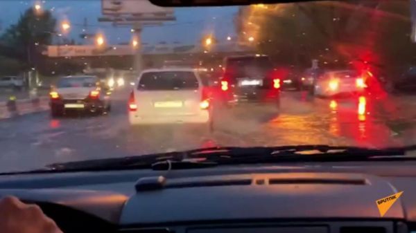 Затоплен двор у здания транспортного отдела аппарата премьера – видео о ситуации в Ереване - Sputnik Армения