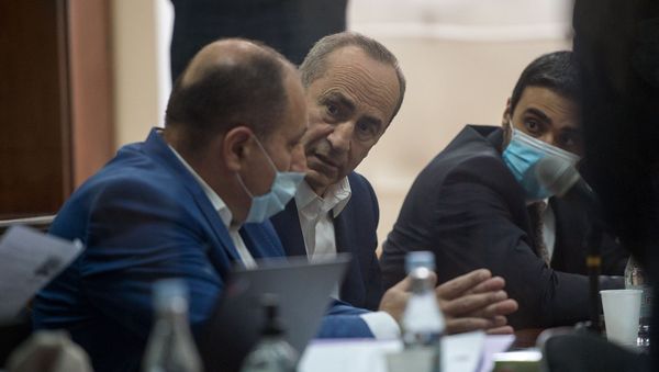 Роберт Кочарян со своими адвокатами на судебном заседании по делу 1 марта (8 мая 2020). Еревaн - Sputnik Армения
