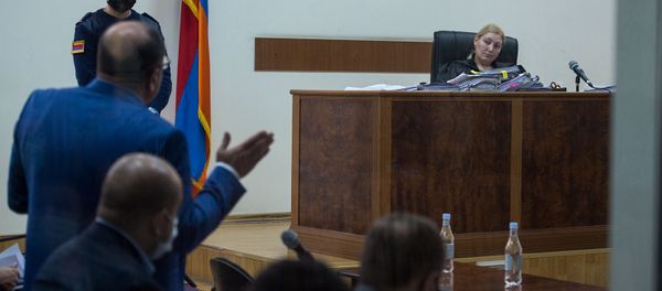 Судья Анна Данибекян набюдает за выступлением адвоката Айка Алумяна на судебном заседании по делу 1 марта (8 мая 2020). Еревaн - Sputnik Արմենիա