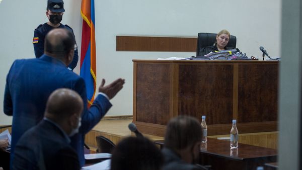 Судья Анна Данибекян набюдает за выступлением адвоката Айка Алумяна на судебном заседании по делу 1 марта (8 мая 2020). Еревaн - Sputnik Армения