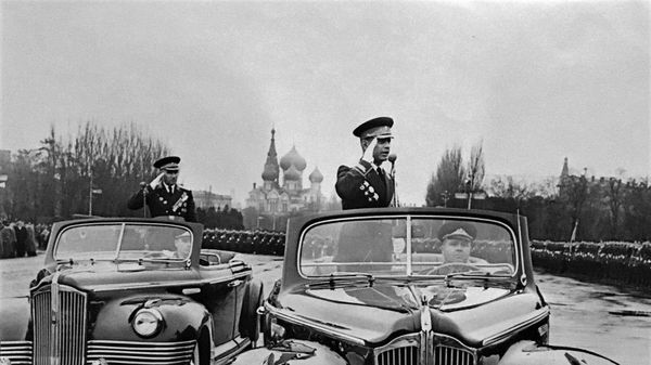 Командующий Одесским военным округом Герой Советского Союза генерал-полковник Амазасп Хачатурович Бабаджанян объезжает парадные расчёты (9 мая 1965). Москва - Sputnik Армения