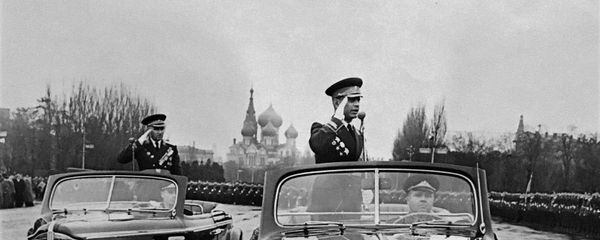 Командующий Одесским военным округом Герой Советского Союза генерал-полковник Амазасп Хачатурович Бабаджанян объезжает парадные расчёты (9 мая 1965). Москва - Sputnik Армения