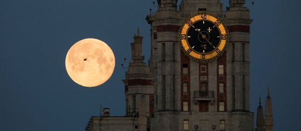 Полная Луна на фоне МГУ в Москве - Sputnik Армения
