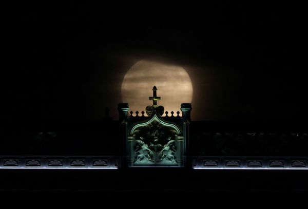 Цветочная луна над Тауэрским мостом, Лондон, Великобритания - Sputnik Армения