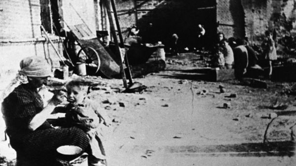 На сталинградских улицах летом 1942 года. - Sputnik Армения