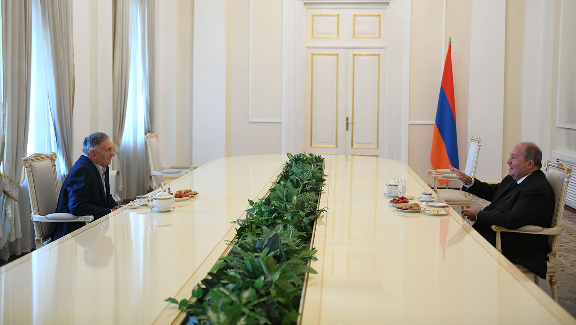Президент Армен Саркисян принимает у себя героя Арцаха Аркадия Тер-Тадосяна (8 мая 2020). Еревaн Президент Армен Саркисян принимает у себя героя Арцаха Аркадия Тер-Тадосяна (8 мая 2020). Еревaн - Sputnik Армения, 1920, 31.03.2021