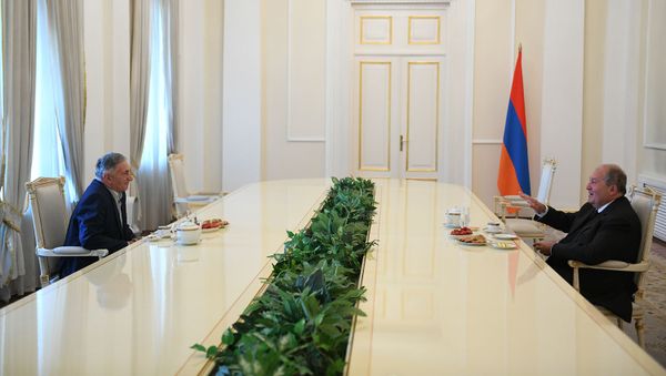 Президент Армен Саркисян принимает у себя героя Арцаха Аркадия Тер-Тадосяна (8 мая 2020). Еревaн - Sputnik Армения