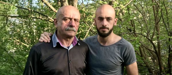 Участник освобождения Шуши Азат Адамян (слева) с сыном, участником апрельской войны, Григорием Адамяном - Sputnik Արմենիա