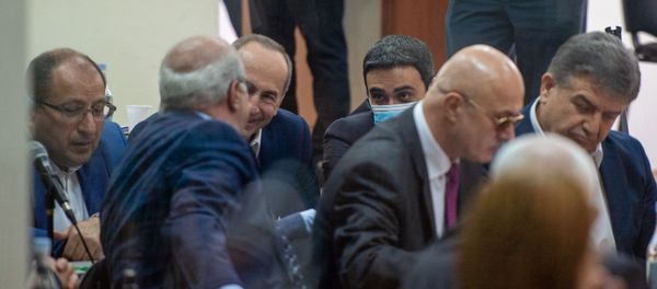 Роберт Кочарян со своими адвокатами на судебном заседании по делу 1 марта (8 мая 2020). Еревaн - Sputnik Армения