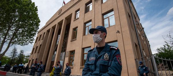Охрана у здания суда, где проходит судебное заседание по делу 1 марта (8 мая 2020). Еревaн - Sputnik Արմենիա