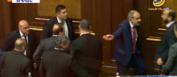 Ինչպե՞ս էր Փաշինյանը ԱԺ-ում հետևում ծեծկռտուքին - Sputnik Армения
