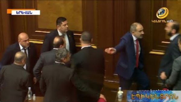 Ինչպե՞ս էր Փաշինյանը ԱԺ-ում հետևում ծեծկռտուքին - Sputnik Армения