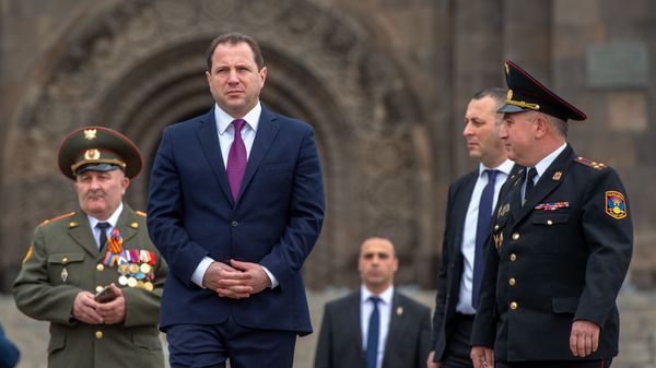 Министр обороны Армении Давид Тоноян у музея министерства обороны в парке Победы (9 мая 2020). Еревaн - Sputnik Армения