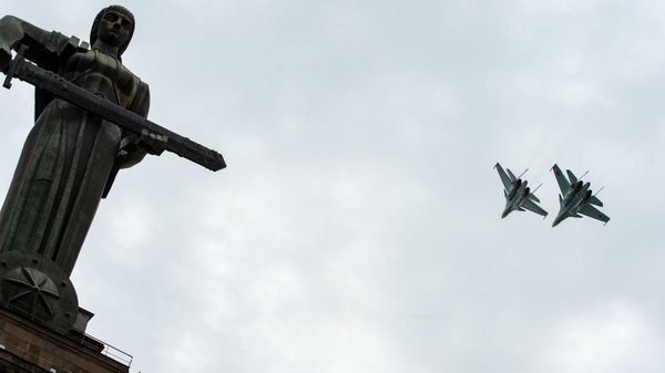 Истребители Су-30 СМ пролетают над монументом Мать Армения в парке Победы на авиапараде (9 мая 2020). Еревaн - Sputnik Армения
