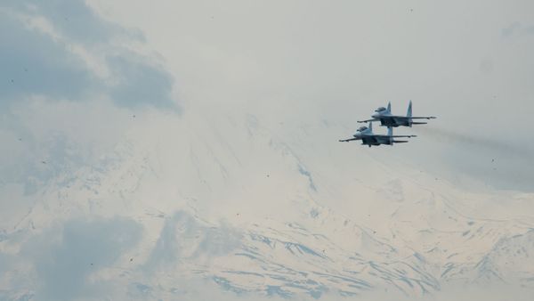 Истребители Су-30СМ пролетают над парком Победы на авиапараде (9 мая 2020). Еревaн - Sputnik Армения