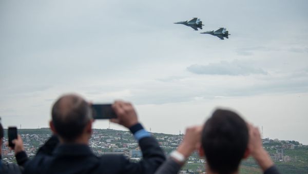 Горожане записывают на телефон полеты истребителей Су-30 СМ во время авиапарада (9 мая 2020). Еревaн Горожане записывают на телефон полеты истребителей Су-30 СМ во время авиапарада (9 мая 2020). Еревaн - Sputnik Армения