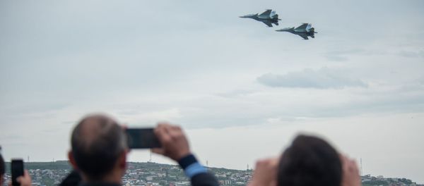 Горожане записывают на телефон полеты истребителей Су-30 СМ во время авиапарада (9 мая 2020). Еревaн - Sputnik Армения