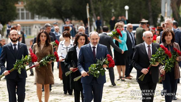 Премьер-министр Армении Никол Пашинян, президент Карабаха Бако Саакян и спикер парламента Армении Арарат Мирзоян возложили цветы у вечного огня (9 мая 2020). Степанакерт - Sputnik Արմենիա