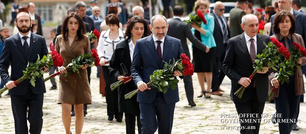 Премьер-министр Армении Никол Пашинян, президент Карабаха Бако Саакян и спикер парламента Армении Арарат Мирзоян возложили цветы у вечного огня (9 мая 2020). Степанакерт - Sputnik Արմենիա