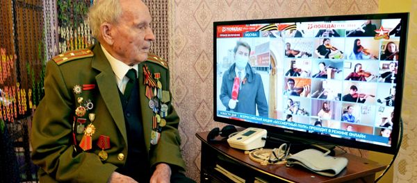 Ветеран Великой Отечественной войны Иван Иванович Довиденко смотрит онлайн-трансляцию акции Бессмертный полк (9 мая 2020). Челябинск Ветеран Великой Отечественной войны Иван Иванович Довиденко смотрит онлайн-трансляцию акции Бессмертный полк (9 мая 2020). Челябинск - Sputnik Армения