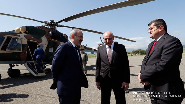 Действующий и избранный президенты Карабаха Бако Саакян и Араик Арутюнян встречают премьер-министра Армении Никола Пашиняна (9 мая 2020). Степанакерт - Sputnik Армения
