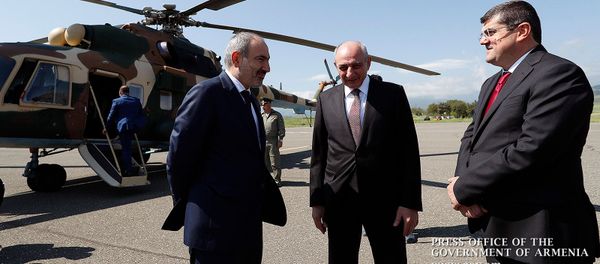 Действующий и избранный президенты Карабаха Бако Саакян и Араик Арутюнян встречают премьер-министра Армении Никола Пашиняна (9 мая 2020). Степанакерт - Sputnik Армения