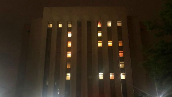 Фасад Российского посольства в Ереване со световой надписью в честь Дня победы (9 мая 2020). Еревaн - Sputnik Армения