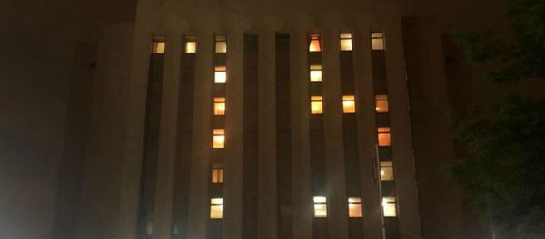 Фасад Российского посольства в Ереване со световой надписью в честь Дня победы (9 мая 2020). Еревaн - Sputnik Արմենիա