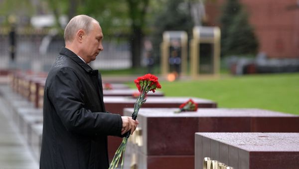 Президент РФ В. Путин возложил цветы к Могиле Неизвестного Солдата в Александровском саду Президент РФ В. Путин возложил цветы к Могиле Неизвестного Солдата в Александровском саду - Sputnik Армения