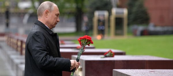 Президент РФ В. Путин возложил цветы к Могиле Неизвестного Солдата в Александровском саду - Sputnik Армения