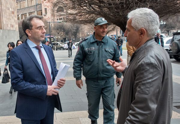 Акция протеста таксистов у здания Правительства РА Акция протеста таксистов у здания Правительства РА - Sputnik Армения