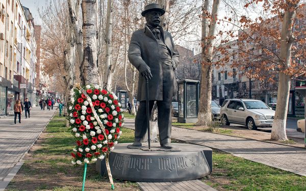 Возложение венков к памятнику Манташева - Sputnik Армения