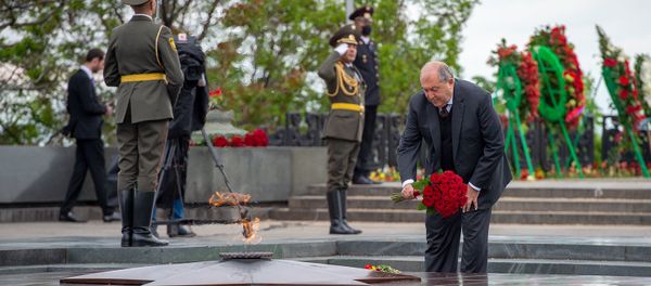 Президент Армении Армен Саркисян возложил цветы к Вечному огню в парке Победы в Ереване (9 мая 2020). Еревaн - Sputnik Արմենիա