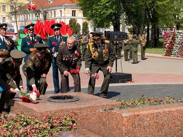 Ветераны вооруженных сил возложили цветы в Гродно в память о павших в Великой Отечественной войне (9 мая 2020). Беларусь Ветераны вооруженных сил возложили цветы в Гродно в память о павших в Великой Отечественной войне (9 мая 2020). Беларусь - Sputnik Армения