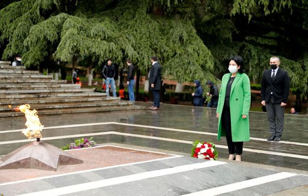 Президент Грузии Саломе Зурабишвили почтила память героев Великой Отечественной войны в парке Ваке (9 мая 2020). Тбилиси Президент Грузии Саломе Зурабишвили почтила память героев Великой Отечественной войны в парке Ваке (9 мая 2020). Тбилиси - Sputnik Армения