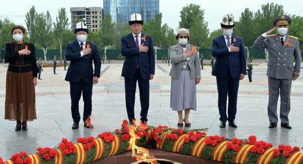 На площади Победы в Бишкеке в честь 75-летия Победы в Великой Отечественной войне состоялся митинг-реквием с участием первых лиц государства (9 мая 2020). Кыргызстан На площади Победы в Бишкеке в честь 75-летия Победы в Великой Отечественной войне состоялся митинг-реквием с участием первых лиц государства (9 мая 2020). Кыргызстан - Sputnik Армения