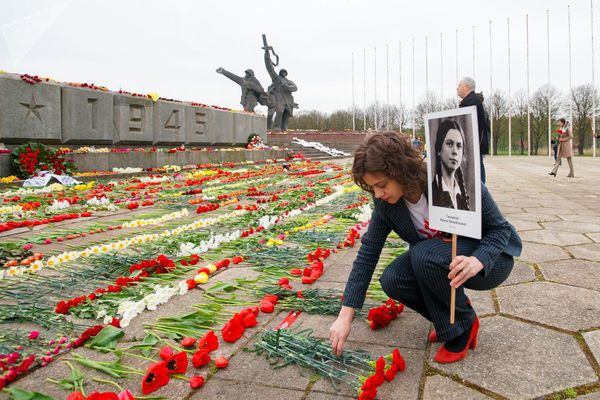 Организатор Бессмертного полка Маргарита Драгиле пришла к памятнику Освободителям с портретом бабушки-блокадницы (9 мая 2020). Латвия Организатор Бессмертного полка Маргарита Драгиле пришла к памятнику Освободителям с портретом бабушки-блокадницы (9 мая 2020). Латвия - Sputnik Армения