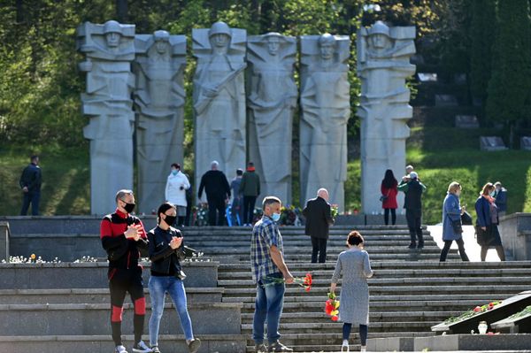 В Литве, несмотря на карантин, жители столицы отправились к мемориалам павших советских воинов, чтобы возложить цветы в честь их подвига (9 мая 2020). Вильнюс В Литве, несмотря на карантин, жители столицы отправились к мемориалам павших советских воинов, чтобы возложить цветы в честь их подвига (9 мая 2020). Вильнюс - Sputnik Армения