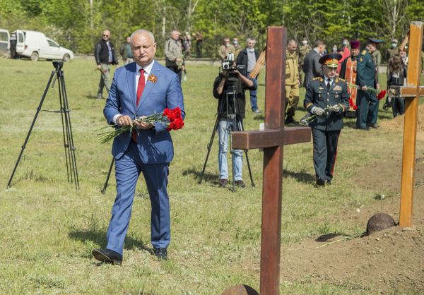 Президент Молдовы Игорь Додон на мемориальном комплексе Шерпенский пладцарм в день 75-летия Победы в Великой Отечественной войне (9 мая 2020). Молдова Президент Молдовы Игорь Додон на мемориальном комплексе Шерпенский пладцарм в день 75-летия Победы в Великой Отечественной войне (9 мая 2020). Молдова - Sputnik Армения