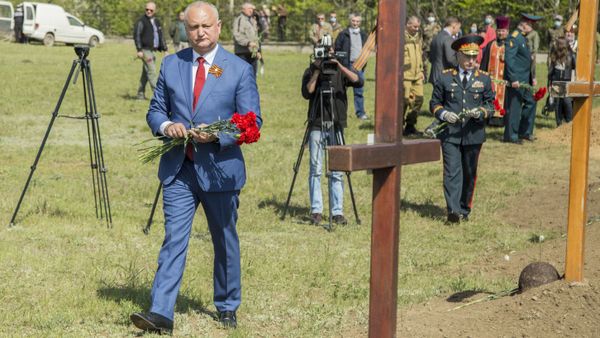 Президент Молдовы Игорь Додон на мемориальном комплексе Шерпенский пладцарм в день 75-летия Победы в Великой Отечественной войне (9 мая 2020). Молдова - Sputnik Армения
