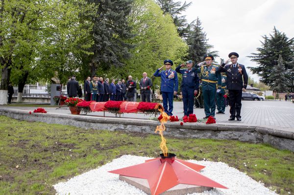 В день празднования 75-й годовщины Победы в Великой Отечественной войне в югоосетинской столице возложили гирлянду Славы у Вечного огня (9 мая 2020). Южная Осетия В день празднования 75-й годовщины Победы в Великой Отечественной войне в югоосетинской столице возложили гирлянду Славы у Вечного огня (9 мая 2020). Южная Осетия - Sputnik Армения