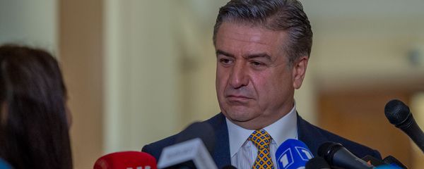 Карен Карапетян отвечает на вопросы журналистов после завершения заседания комиссии по изучению обстоятельств апрельской войны 2016 года в Карабахе (11 мая 2020). Еревaн - Sputnik Армения